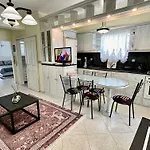 Apartment Bratis House *